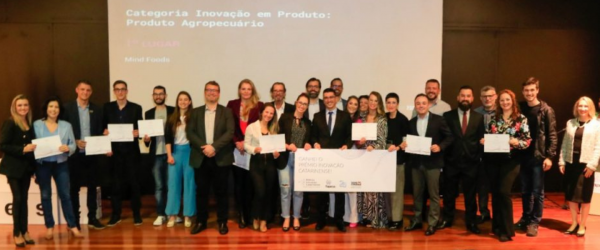Associadas à ACATE são reconhecidas no Prêmio Inovação Catarinense. Foto de um grupo de pessoas no evento de premiação, de autoria de Maurício Vieira.