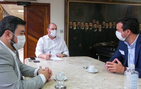 Na foto estão o vice-presidente da ACATE, o presidente da Alesc e Edgard Usuy da INTEGRA Relações Governamentais (crédito: Rodolfo Espínola/AgênciaAL)