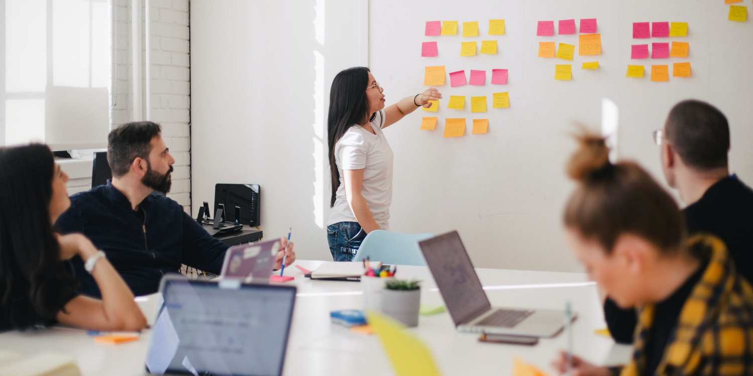 Descubra como implementar um mindset inovador nos ambientes de trabalho