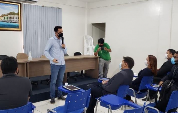 Diretor executivo da ACATE, Gabriel Sant'Ana, em reunião na Câmara de Vereadores de Santarém falando sobre a tecnologia e sua relação com iniciativas de inovação com foco na bioeconomia