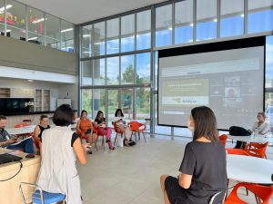 Na imagem, uma roda de conversa com a palestra das consultoras do Centro de Inovação de Florianópolis