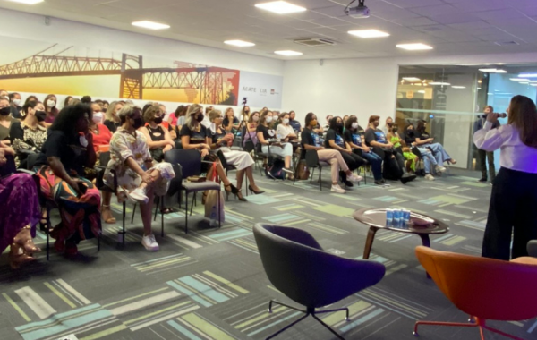 Na imagem, o auditório do Centro de Inovação ACATE Primavera, cheio de mulheres, ao longo do evento #SouMulherACATE