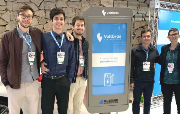 Foto de acervo da diretoria Voltbras. Estão presentes na foto, Eduardo Henke (Techlead), Carlos Eduardo Libardo (CTO), Rodolfo Levien (Diretor Comercial) e Bernardo Durieux (CEO).