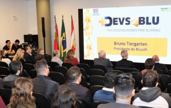 O anúncio da dição 2022 do +Devs2Blu foi feito neste 1 de junho durante a cerimônia de conclusão da primeira turma de 25 profissionais