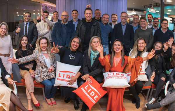 Novo ponto de presença do LIDE SC foi inaugurado no LinkLab Primavera Florianópolis para encontros, reuniões e eventos visando compartilhamento de conteúdos, superar desafios e alavancar o desenvolvimento de Santa Catarina. Na foto, um grupo de pessoas presentes no evento de lançamento.