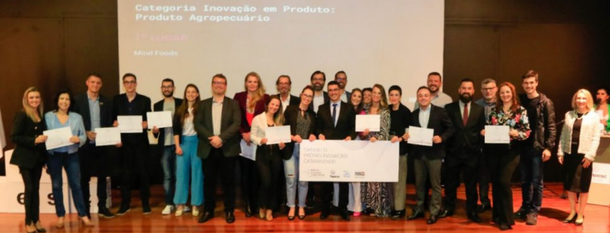 Associadas à ACATE são reconhecidas no Prêmio Inovação Catarinense. Foto de um grupo de pessoas no evento de premiação, de autoria de Maurício Vieira.