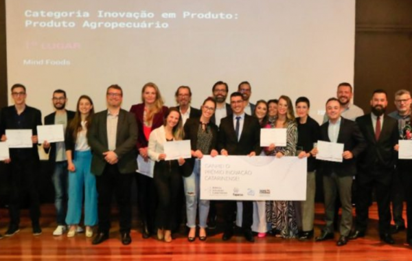 Associadas à ACATE são reconhecidas no Prêmio Inovação Catarinense. Foto de um grupo de pessoas no evento de premiação, de autoria de Maurício Vieira.