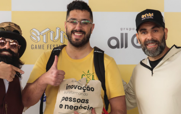 Foto com o campeão da Copa ACATE, Khristian Scoz, representante da NDD, associada ao polo regional da ACATE em Lages.