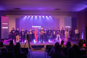 6000 pessoas se inscreveram para participar do Peopletech Summit 2022 — o maior encontro de tecnologia para gestão de pessoas do Brasil. Na foto, a sessão presencial do evento híbrido, exclusiva para 200 tomadores de decisão.