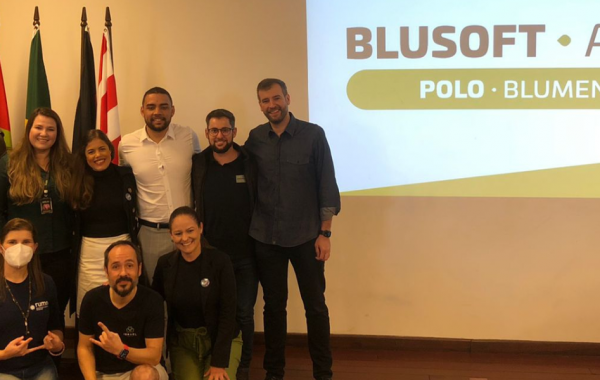 Café com RHs em Blumenau apresentou iniciativas da associação para apoiar as empresas no cuidado de seus colaboradores