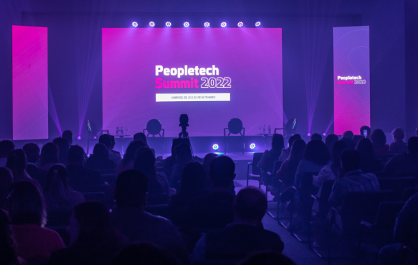 6000 pessoas se inscreveram para participar do Peopletech Summit 2022 — o maior encontro de tecnologia para gestão de pessoas do Brasil. Na foto, a sessão presencial do evento híbrido, exclusiva para 200 tomadores de decisão.