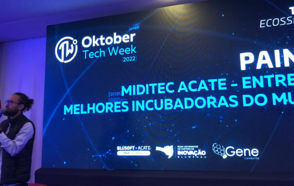 Oktober Tech Week 2022. Na foto, painel "MIDITEC ACATE entre as melhores incubadoras do mundo"