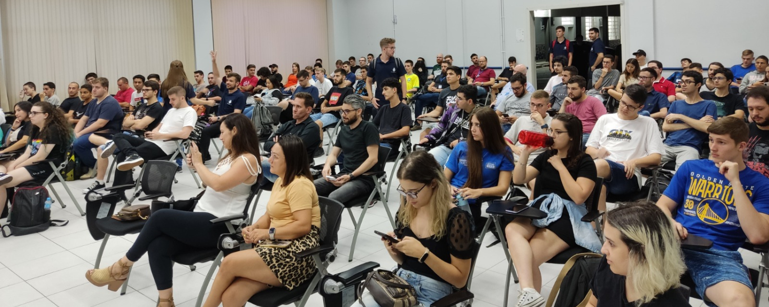 Evento da Blusoft em Blumenau reuniu lideranças do ecossistema de inovação e turmas de alunos do Senai para apresentar o setor de tecnologia.