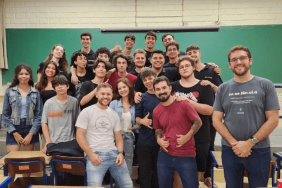 As aulas de robótica foram oferecidas pela UFSC em parceria com a ACATE em uma escola pública; modelo deve ser aplicado em novas edições.