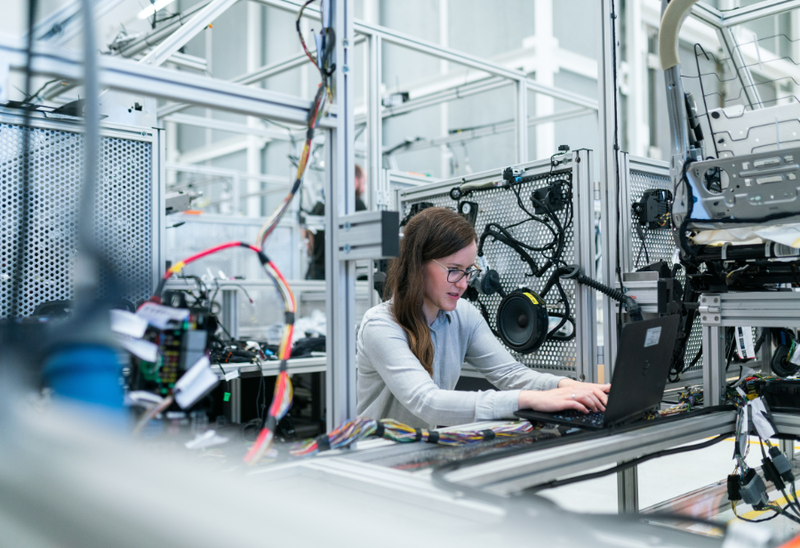 Conheça a indústria 4.0 e como ela torna o mercado competitivo e inovador por meio da Inteligência Artificial, Robótica, Internet das Coisas.