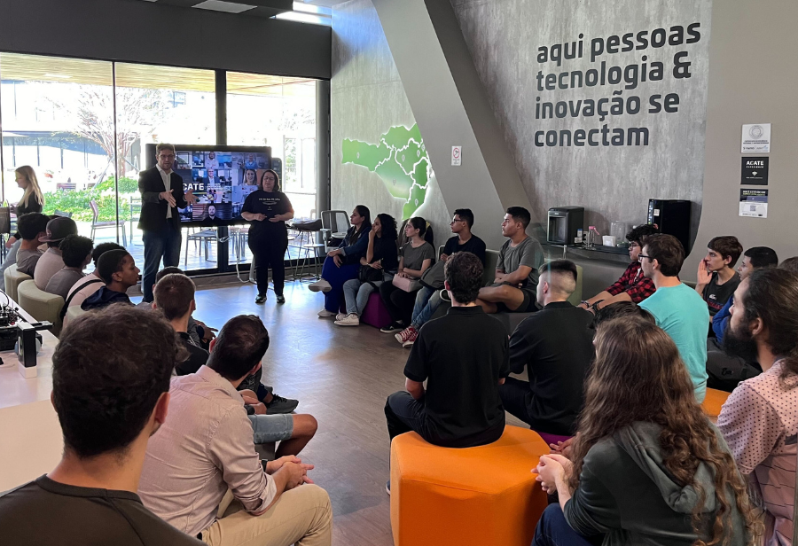 Participantes de projeto social da ACATE, UFSC e PMF tiveram a oportunidade de se conectar a empresas e ao ecossistema de tecnologia de SC.