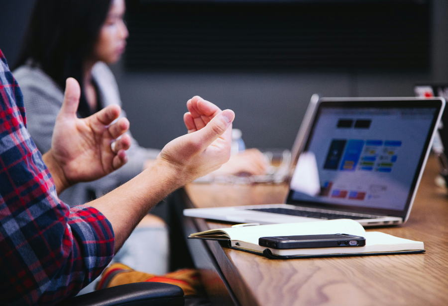 Saiba como startups podem definir estratégias de sucesso e estruturar a área de vendas de forma assertiva para decolar a máquina comercial.
