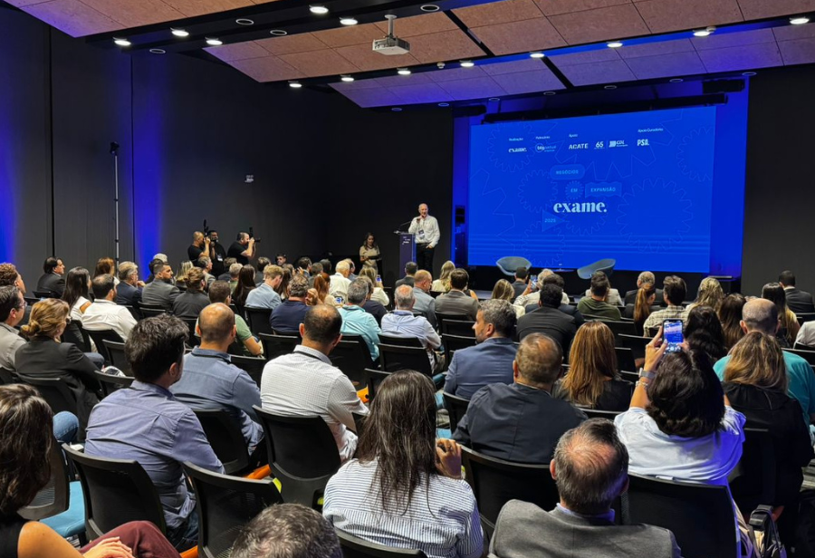 Lideranças da ACATE participaram de painéis de evento da Exame; auditório do Passeio Sapiens, em Florianópolis teve lotação máxima.