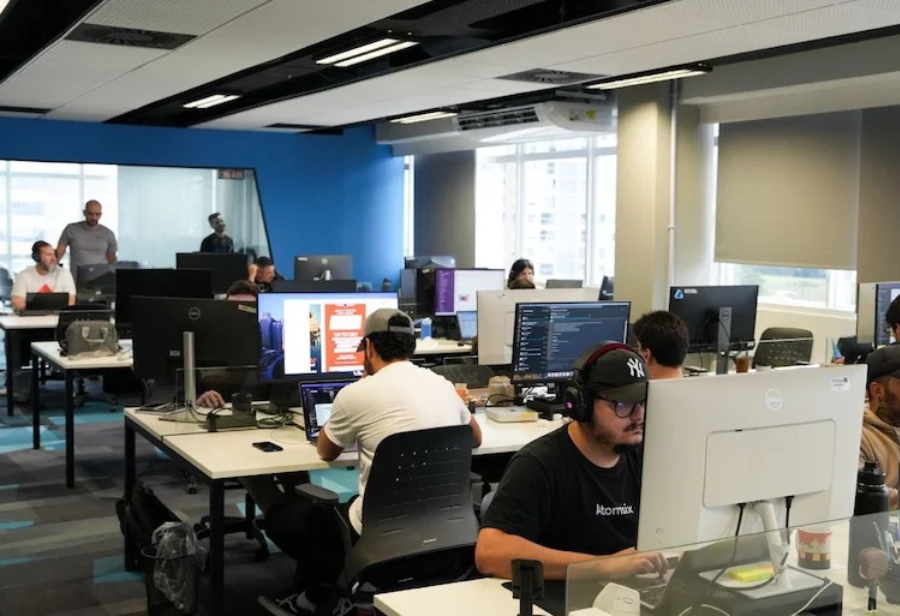 A Atomsix, fundada em Florianópolis, atua em 23 países e tem entre seus clientes Google, Microsoft, Samsung e Mercedes-Benz.