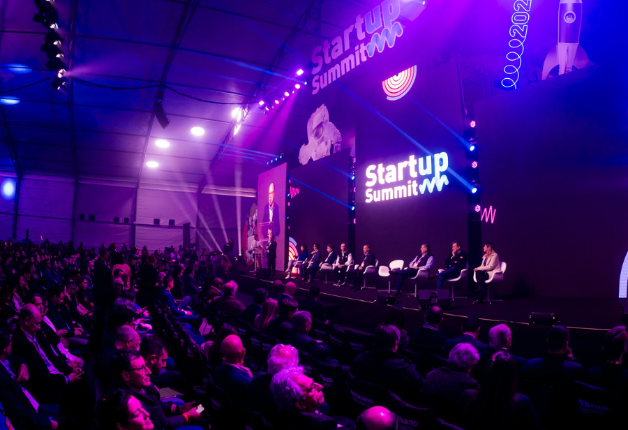 Palestras e painéis do palco principal do evento Startup Summit 2025 terão transmissão ao vivo, online e gratuita.