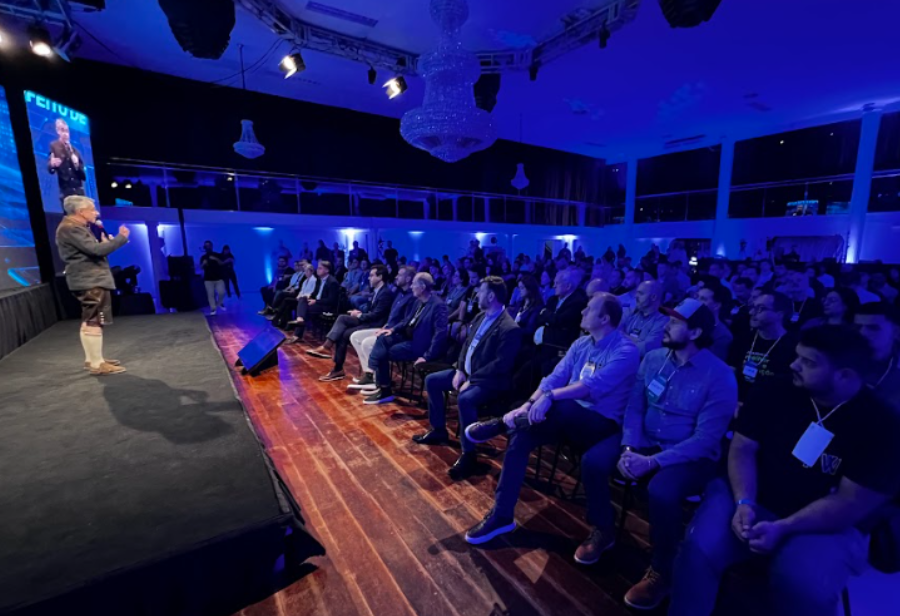 OktoberTech 2025, em Blumenau, terá programação com foco em smart cities, IA, inovação na indústria e na saúde