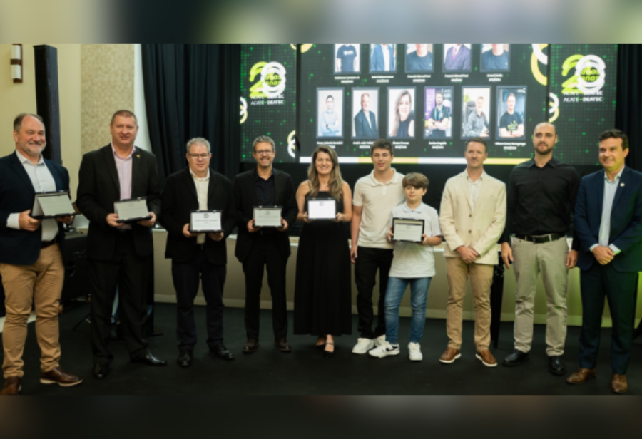 Em evento, em Chapecó, ACATE-DEATEC homenageou presidentes da entidade e premiou o empresário destaque em tecnologia de 2025.