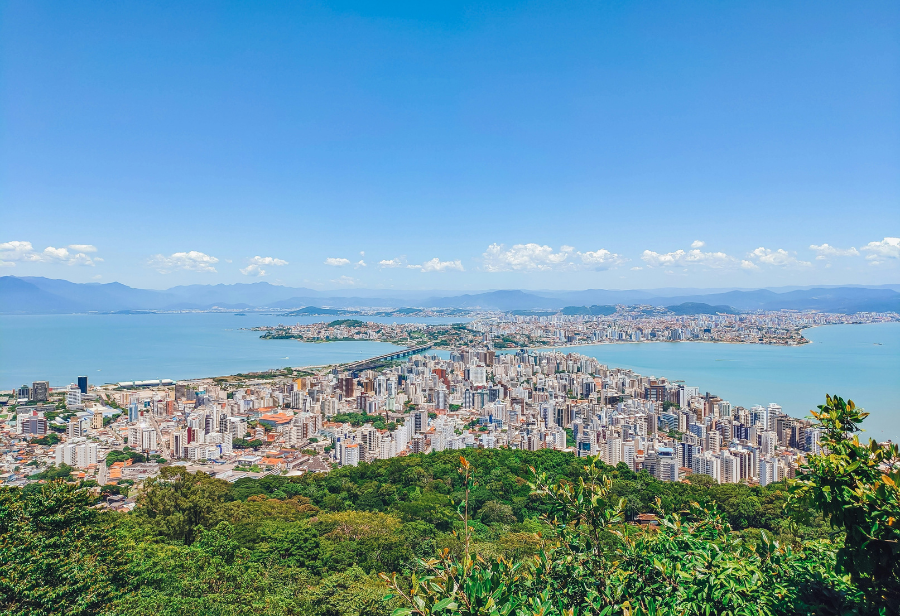 A cidade de Florianópolis que é a ‘Capital Nacional das Startups’ abriga 12,6 empresas de tecnologia para cada mil habitantes.