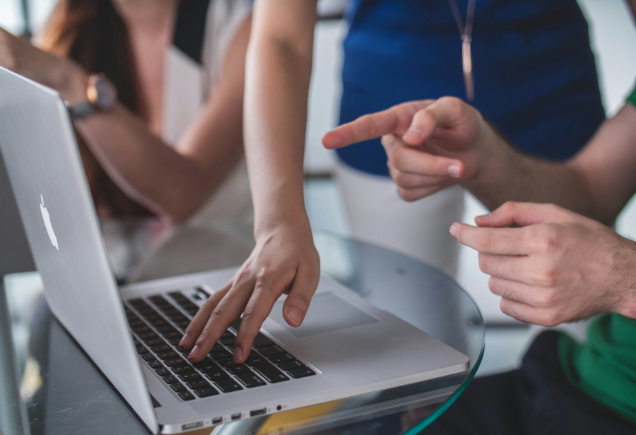 Aprenda como escolher um ATS com um checklist prático, os erros mais comuns e os 3pilares que definem um bom software de recrutamento.