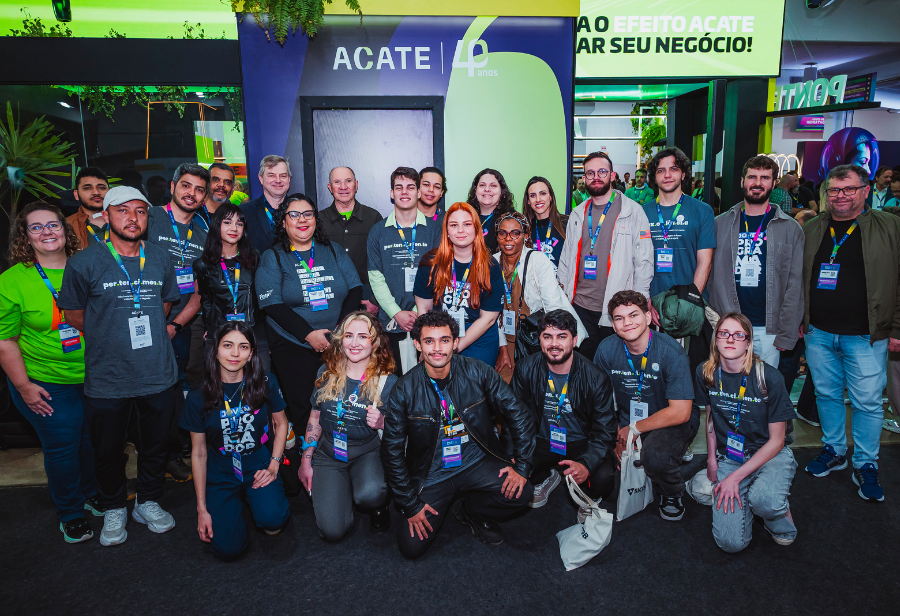 Jovens participantes de cursos apoiados pela ACATE tiveram a chance de participar do Startup Summit em Florianópolis.